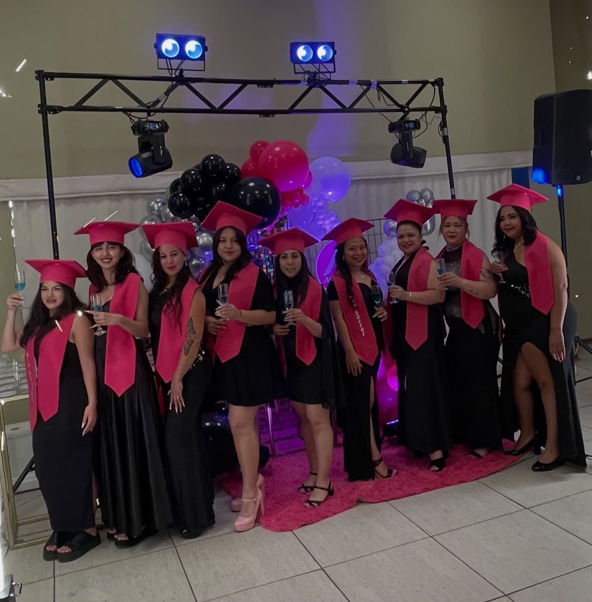 Alumnas celebrando el cierre de su curso profesional