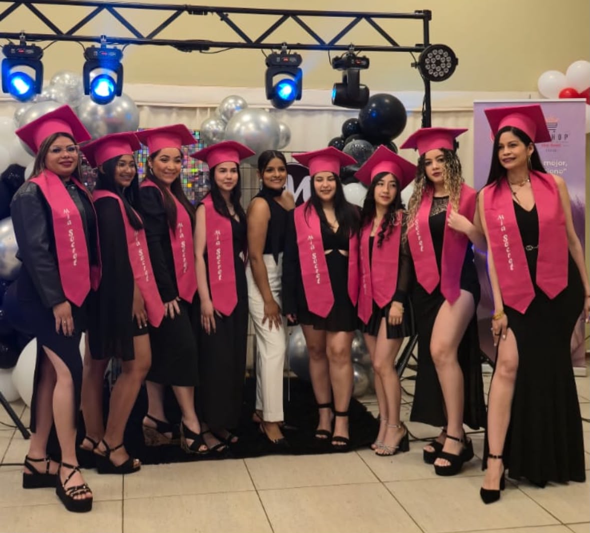 Grupo de alumnas graduadas de Manicurista Profesional