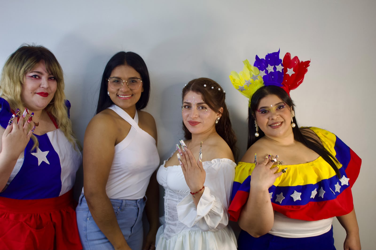 Alumnas mostrando diseños creativos de uñas